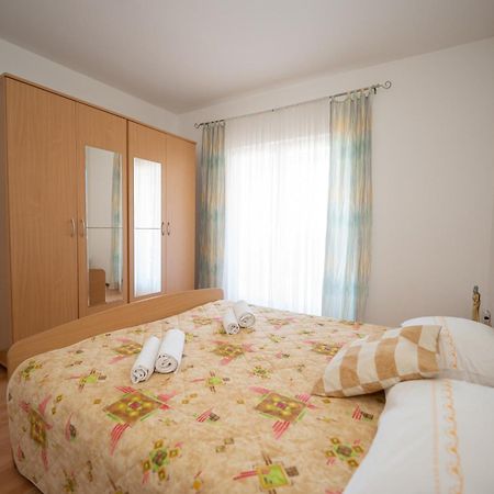 Apartments Biserka Новаля Екстериор снимка