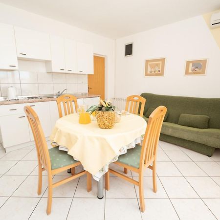 Apartments Biserka Новаля Екстериор снимка