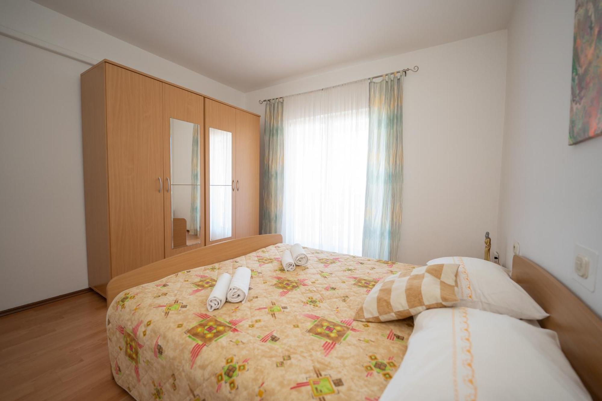 Apartments Biserka Новаля Екстериор снимка