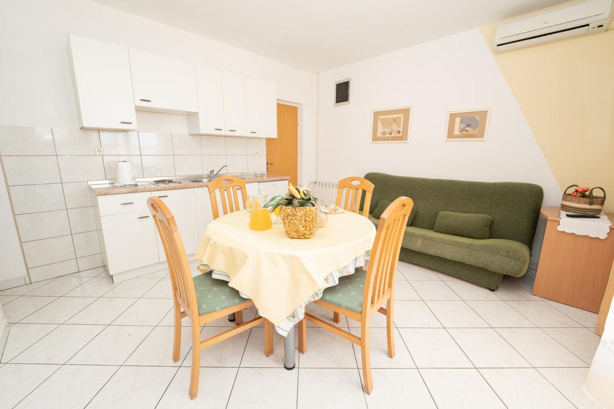 Apartments Biserka Новаля Екстериор снимка