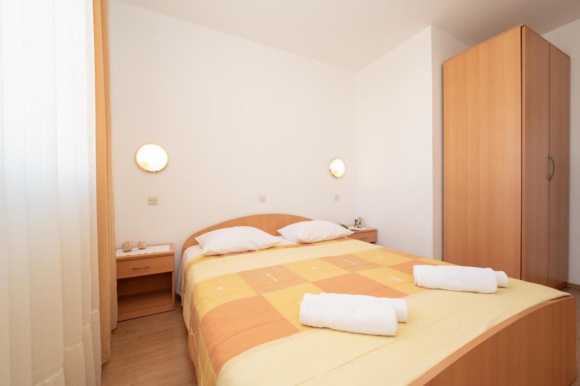 Apartments Biserka Новаля Екстериор снимка