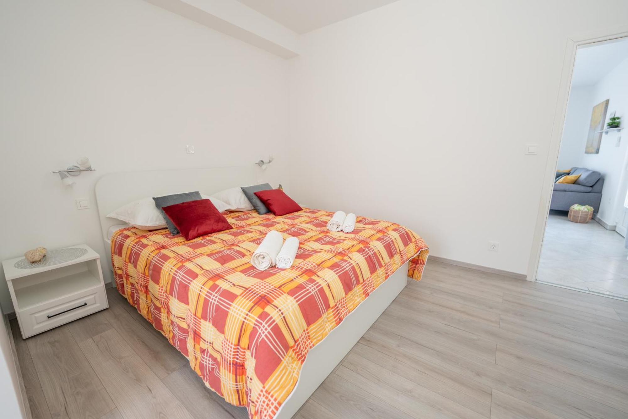 Apartments Biserka Новаля Екстериор снимка