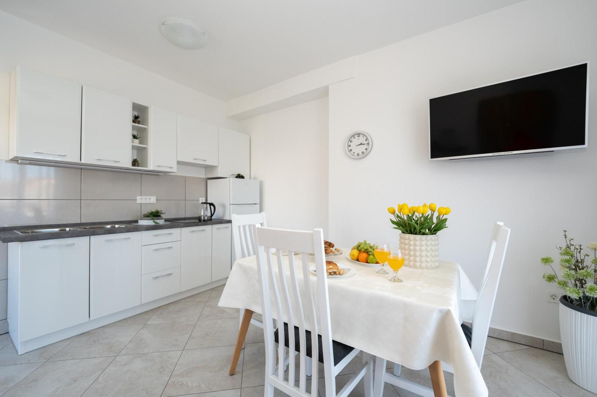 Apartments Biserka Новаля Екстериор снимка