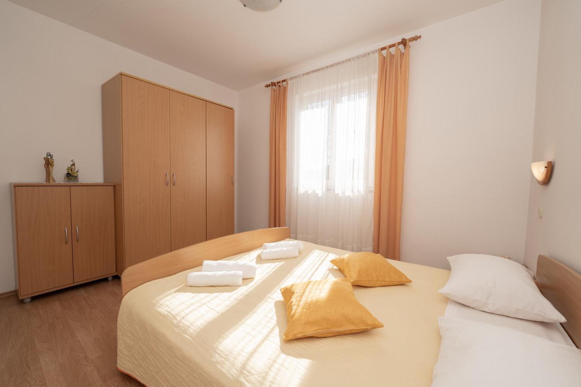 Apartments Biserka Новаля Екстериор снимка