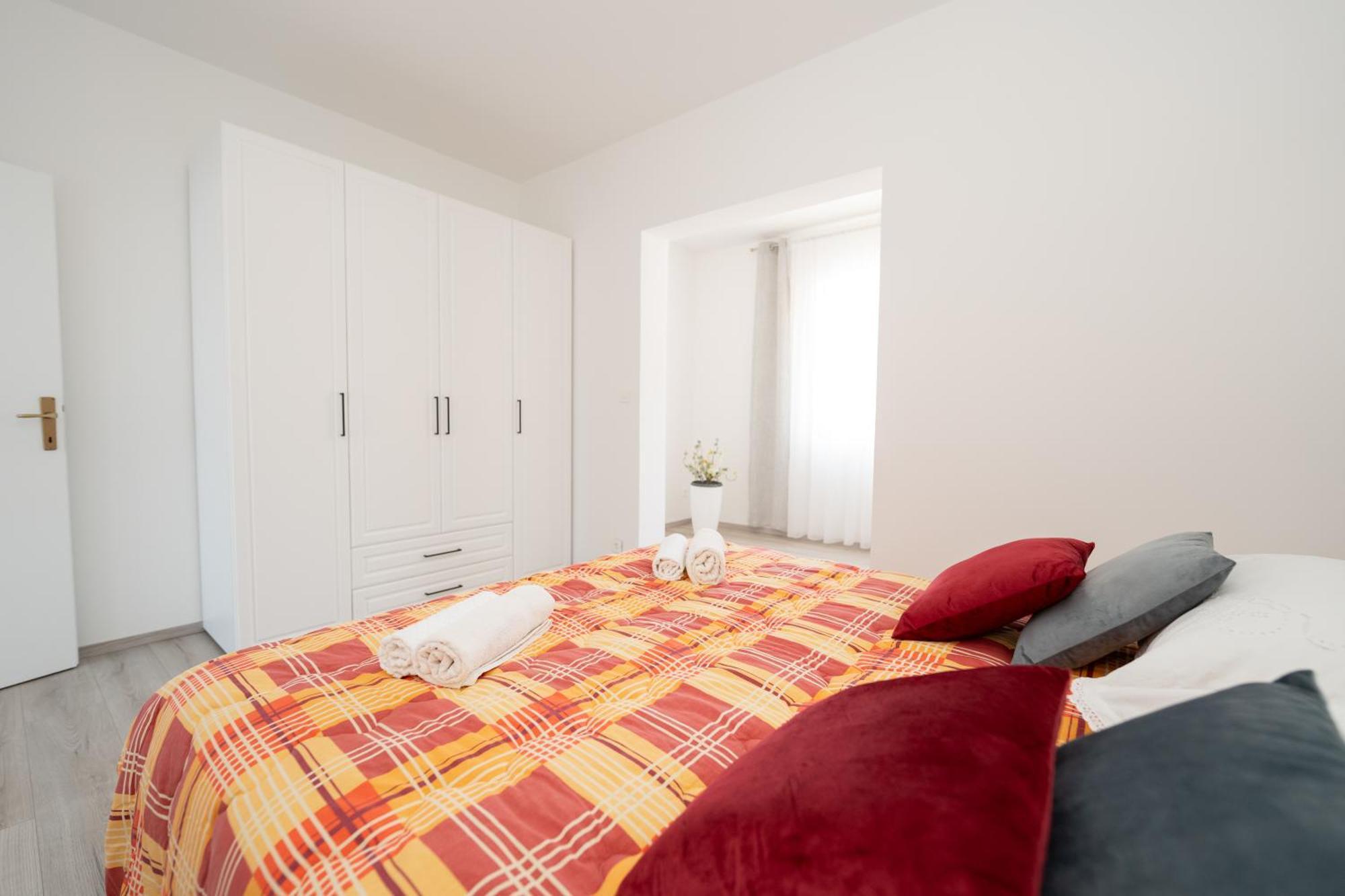 Apartments Biserka Новаля Екстериор снимка